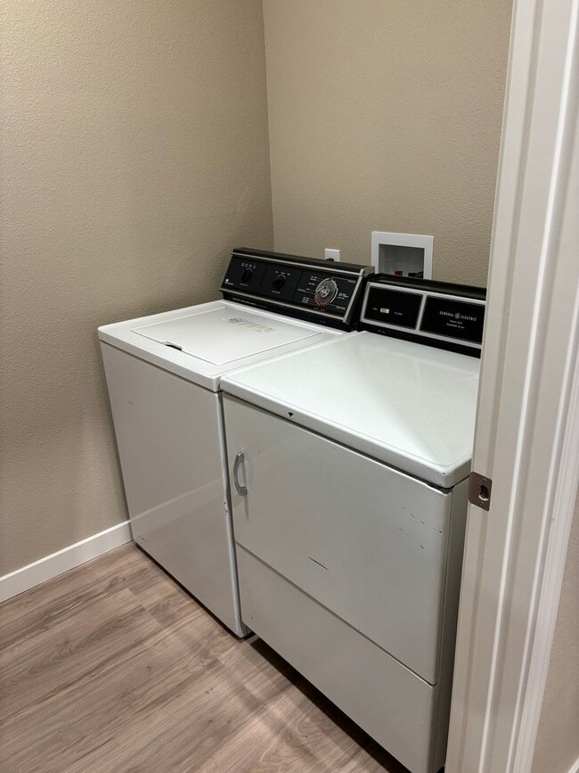 Building Photo - Available now! 1bed/1bath Great Neighborhood!