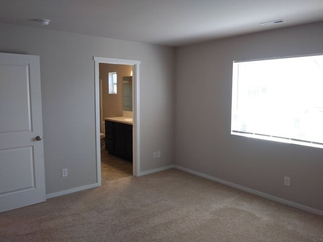 Building Photo - 2925 Mahogany St NE