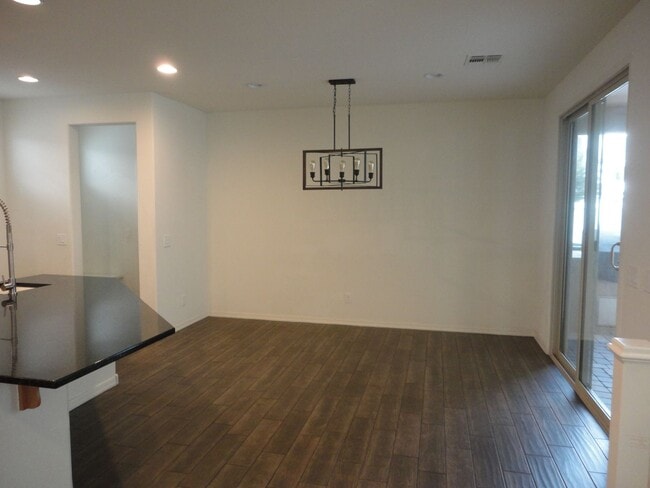 Building Photo - Great Rental Location