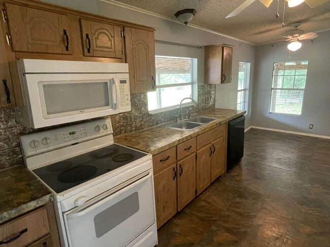 Building Photo - 3 BEDROOM LOCATED ON SHADED ACRE LOT