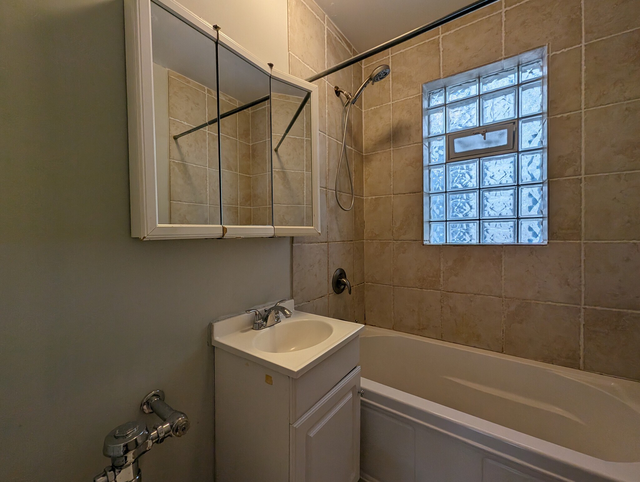 Building Photo - 546 W Surf St