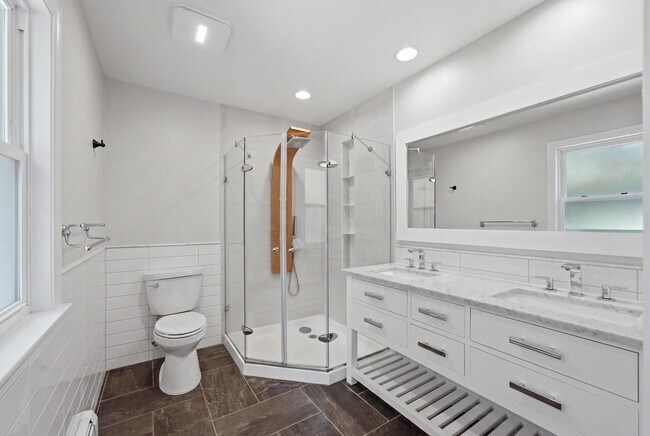 Building Photo - 317 E Forest Ln