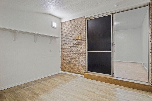 Building Photo - Beautifully Renovated 3bed/  2bath in Del city!   Bonus room in the Master bedroom!!