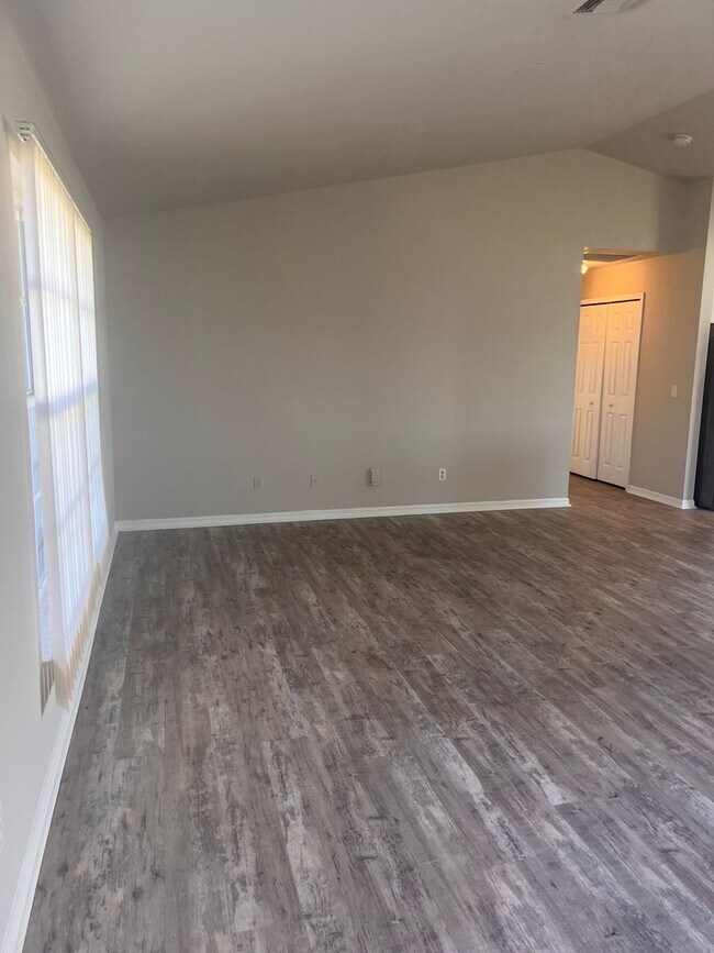 Building Photo - Lovely Home in Central Location