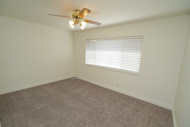 Building Photo - Old Orchard 1 - 4 Bedroom Home in Valencia!