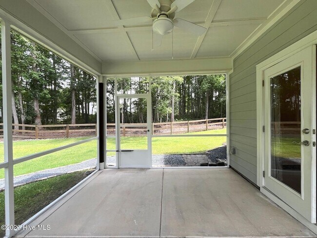 Building Photo - 404 Endicott Ct