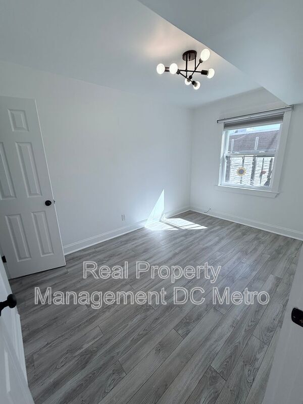 Building Photo - 1447 Holbrook St NE
