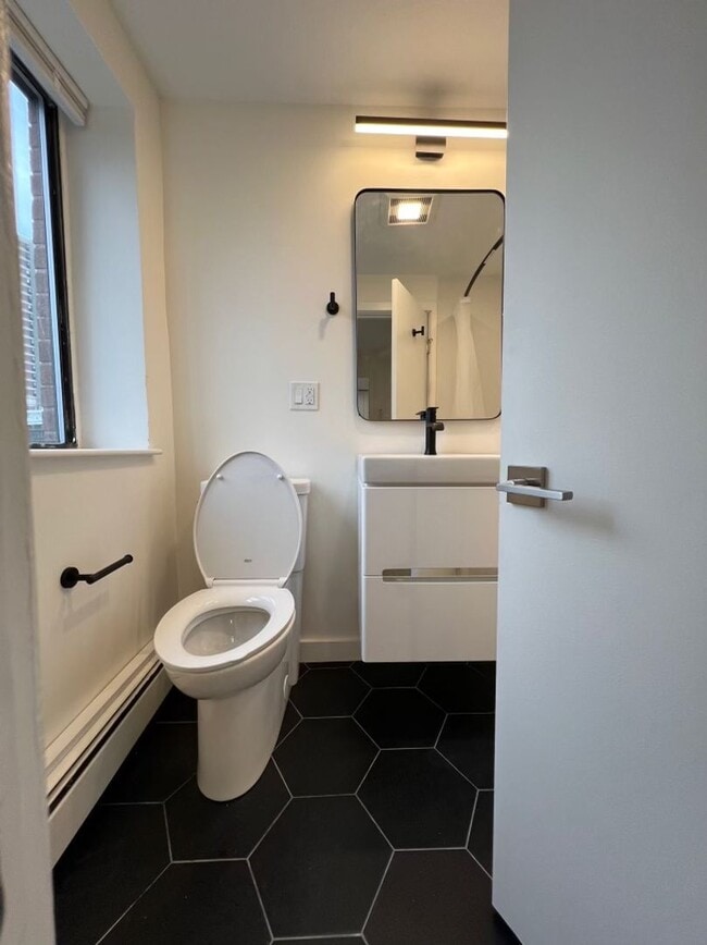 Building Photo - 1Br/1Bth apartment available June 1, 2026. Great location. Laundry in unit!