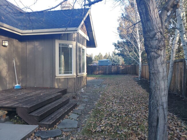 Building Photo - Stunning 4x2 with all bedrooms on the main...