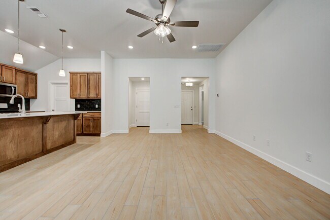 Building Photo - 323 Woodrock St