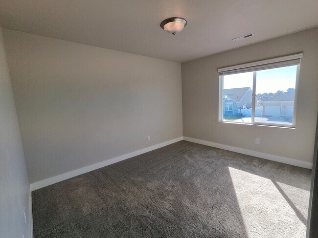 Building Photo - Spacious 6 Bed, 3.5 Bath Home in Clinton, UT