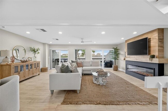 Building Photo - 160 Marina Del Rey Ct