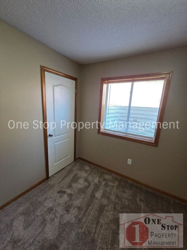 Building Photo - Beautiful 3-Bedroom 2.5 Bathroom in Independence