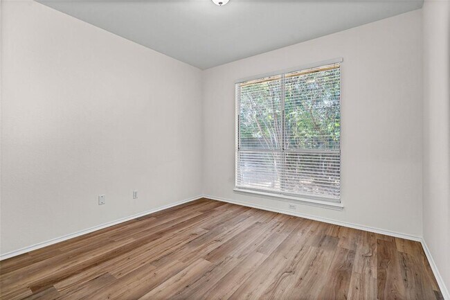 Building Photo - 1307 Laurel Glen Blvd