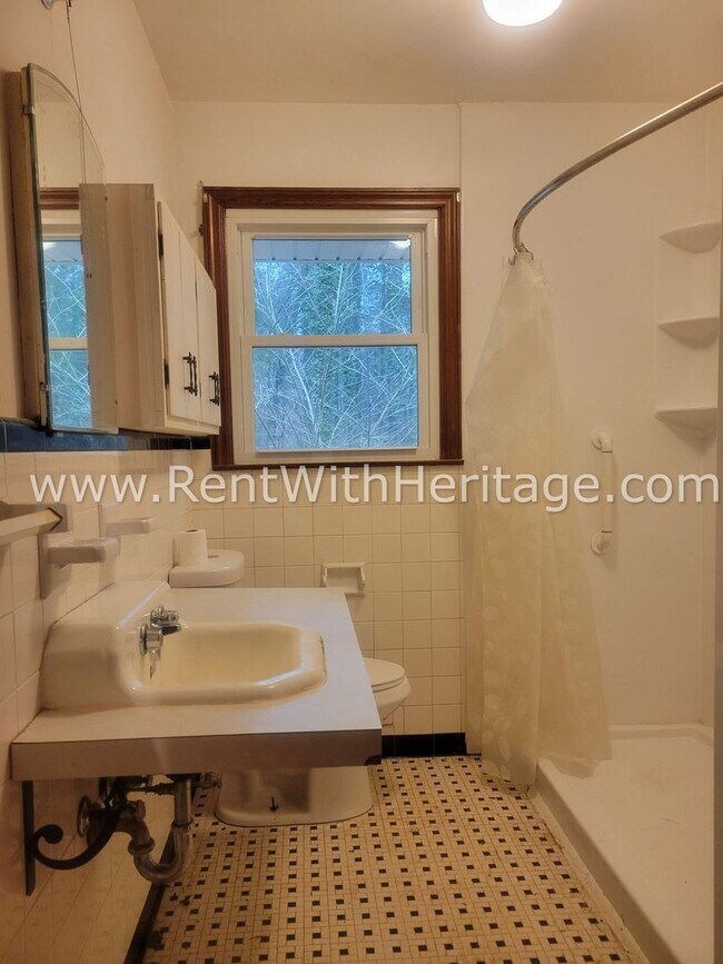 Building Photo - GRAMPA'S BUNGELOW - AWESOME BRICK RANCH WITH FULL UNFINISHED BASEMENT / GREAT LOCATION