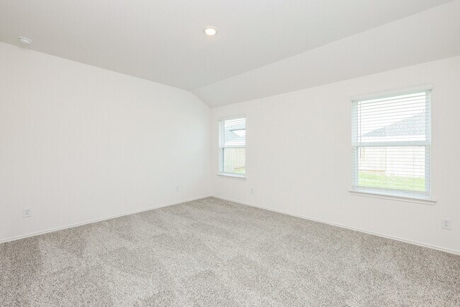 Building Photo - 3027 Lake Crest Dr