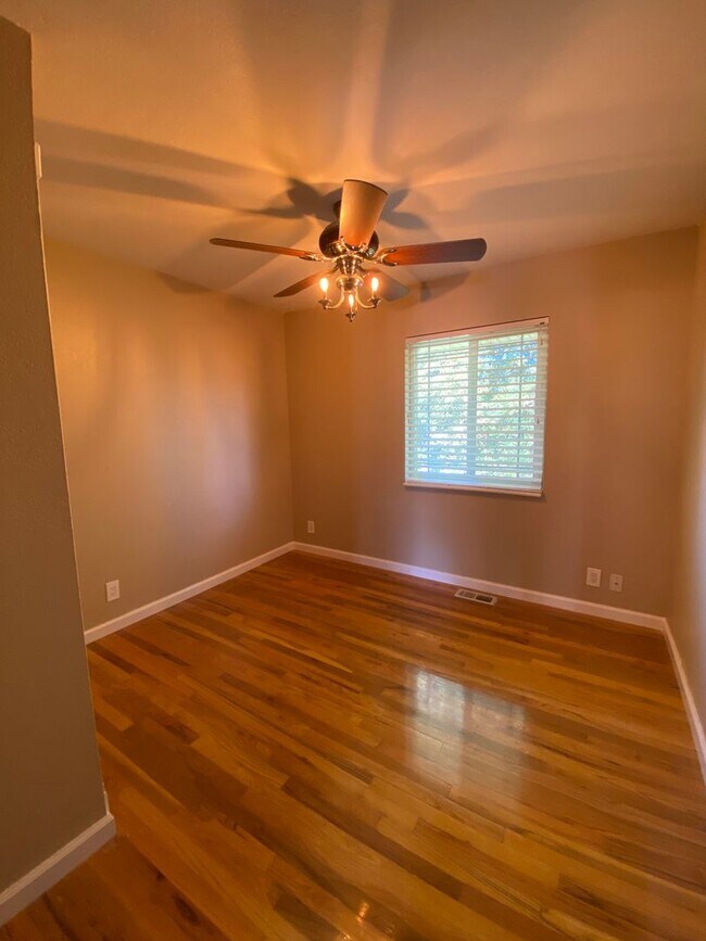 Building Photo - NEWLY REMODELED 3 Bed 2.5 Bath in Dos Palos!
