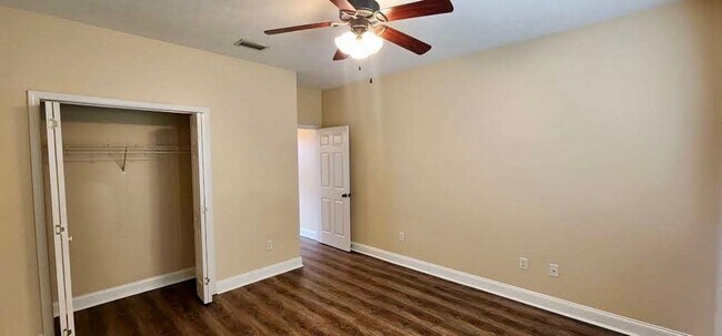 Building Photo - Great Home and Location-Available Now!