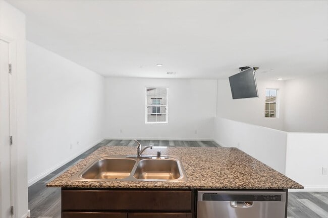 Building Photo - 3 Bed, 2 Bath Townhome Just Outside of Nel...