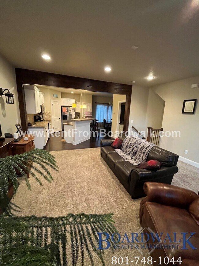 Building Photo - Spectacular 3 bed 2.5 bath in Highland