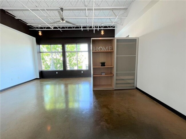 Building Photo - 2401 E 6th St