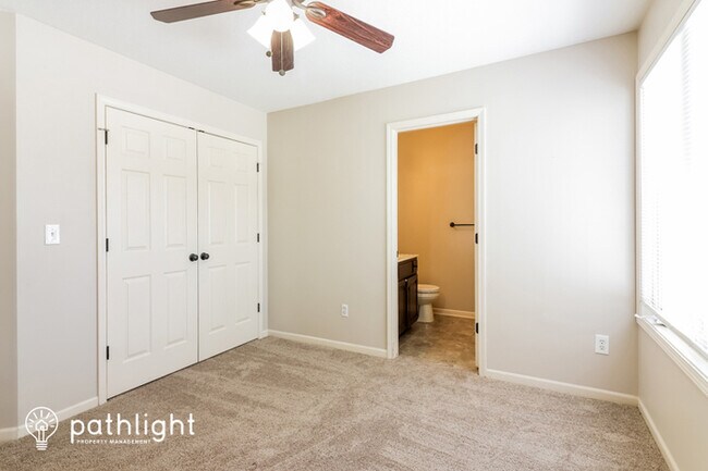 Building Photo - 5909 NE Coral Cir, Lee's Summit, MO, 64064