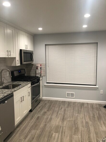 Building Photo - 804 hidden village dr