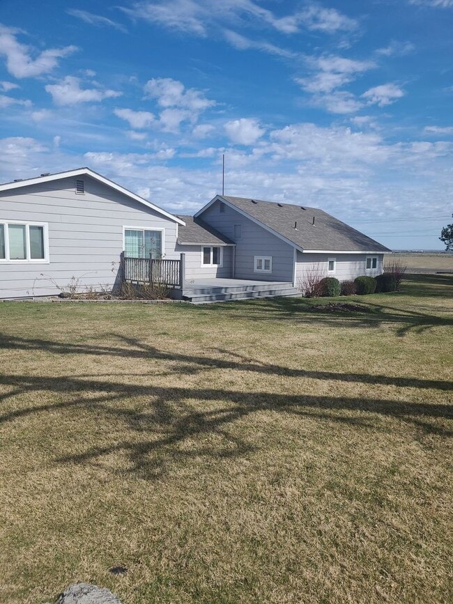 Building Photo - Country Living with Lawn Care Included