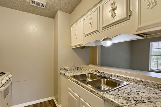 Building Photo - 1302 Radcliff Dr