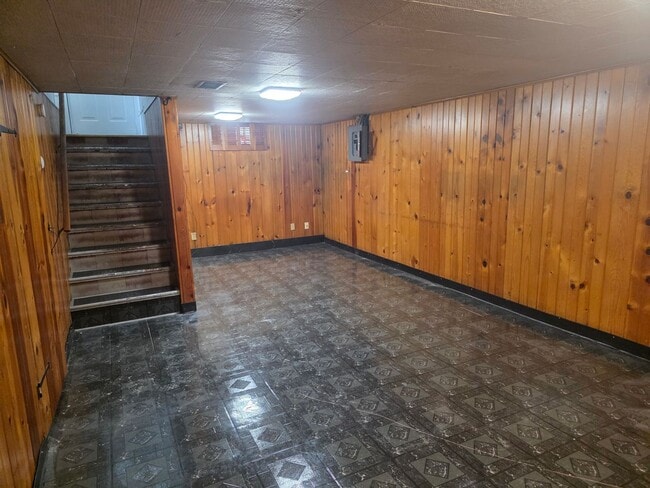 Building Photo - Updated 2-Bedroom, 1-Bathroom Home with Garage – $1,350/Month | Accepting Section 8