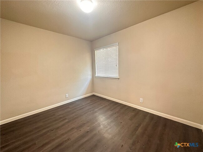 Building Photo - 2020 Meadow View Dr