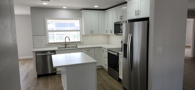 Building Photo - 1666 Sabal Palm Dr