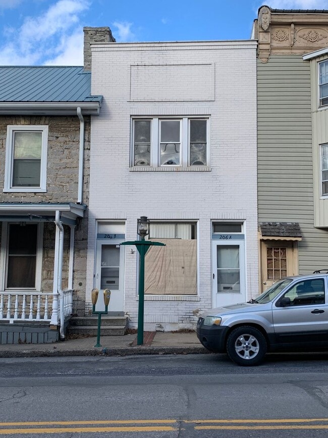 Building Photo - 206 Lincoln Way E