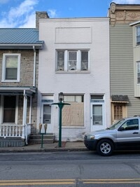 Building Photo - 206 Lincoln Way E