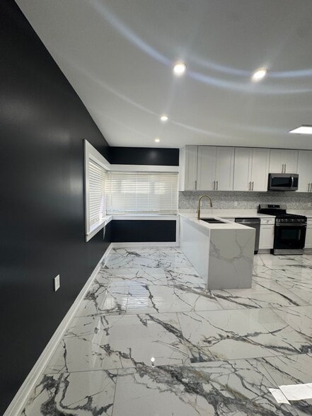 Building Photo - 2704 W 15th Ave