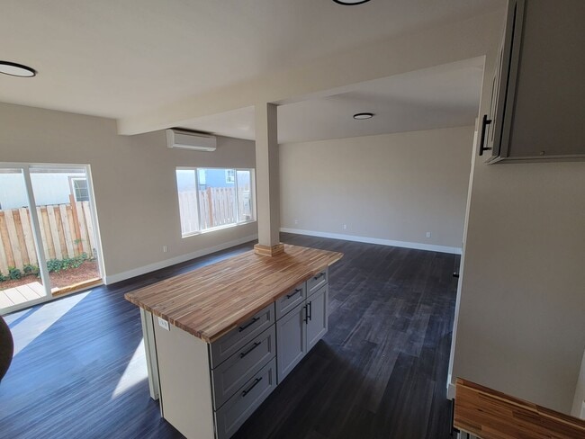 Building Photo - Modern 3 bedroom townhouse