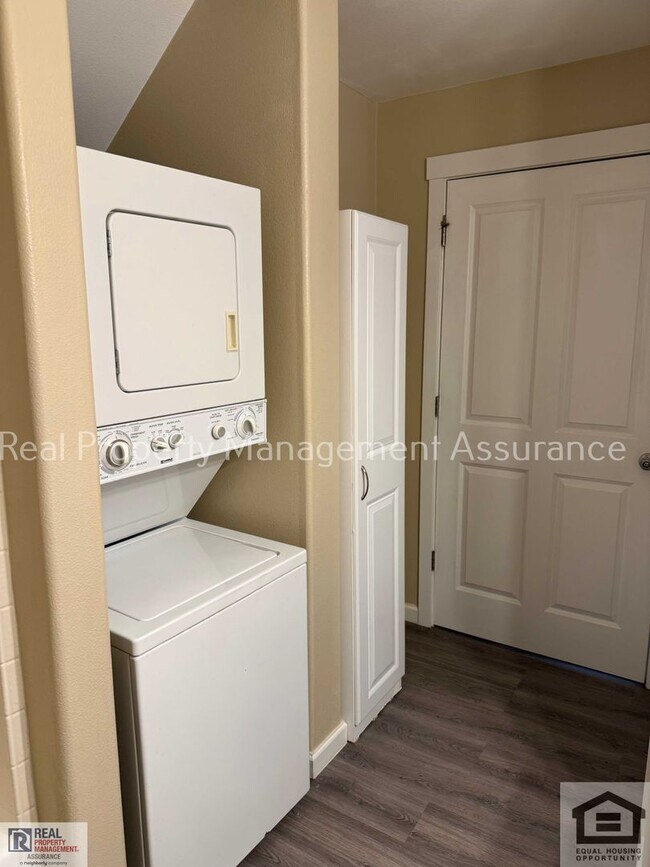 Building Photo - 10651 NE Red Wing Way