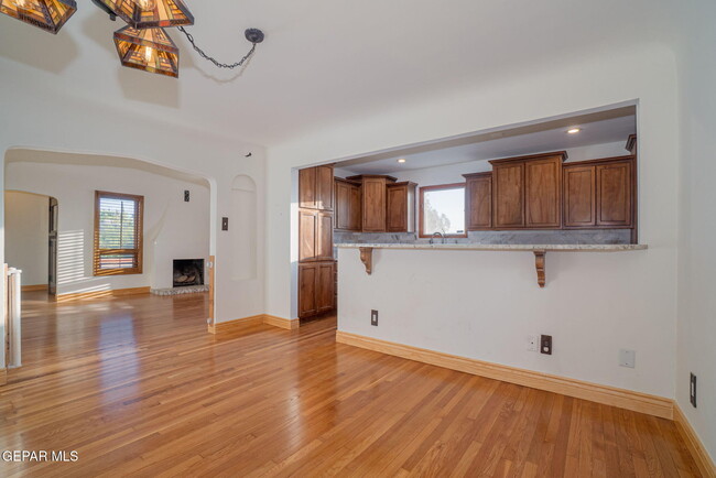 Building Photo - 727 McKelligon Dr