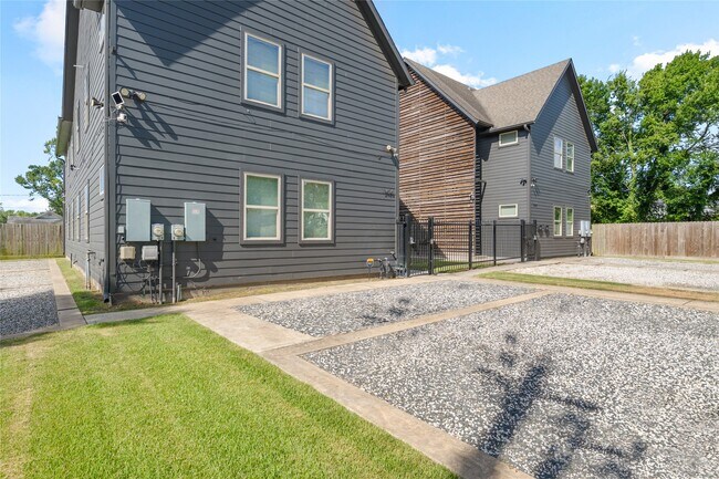 Building Photo - 3426 Tuam St