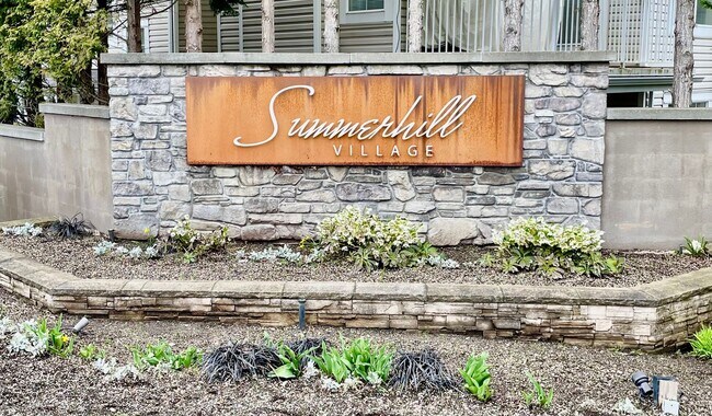 Building Photo - 2 Bed / 1 bath townhome at Summerhill Village in Issaquah $2,895/mo