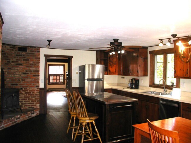 Building Photo - 3 bedroom – 1.5 Bath House