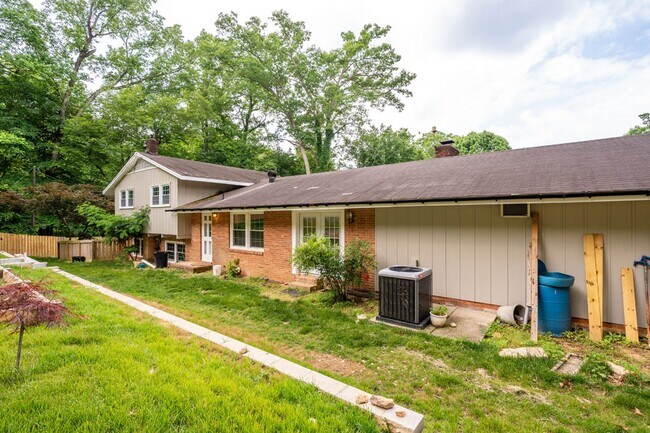 Building Photo - 4222 Arbutus Dr