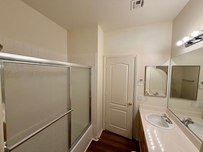 Building Photo - Lovely, large 4 bedroom