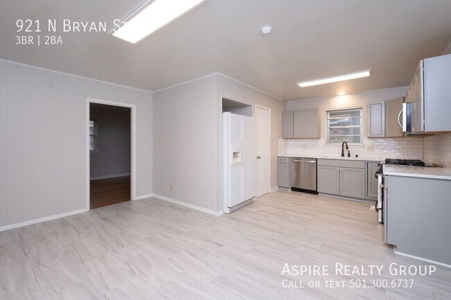 Building Photo - Updated 3 bedroom Home in Midtown