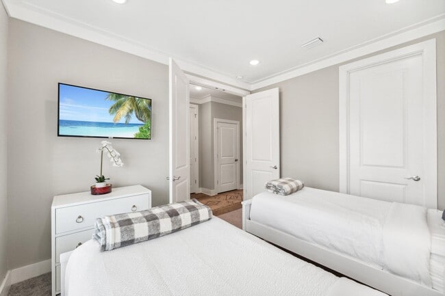 Building Photo - 712 Landing Cir