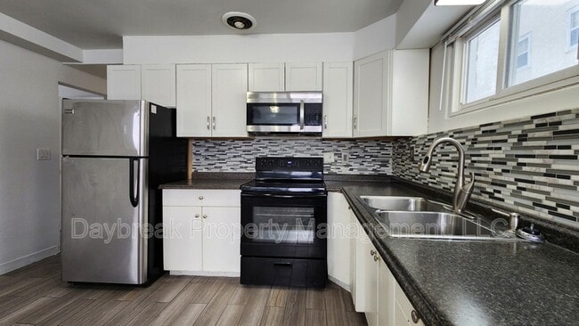 Building Photo - 1201-11 1/2 11 1/2 St N