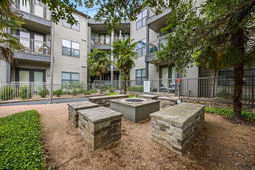 Building Photo - 810 W St Johns Ave