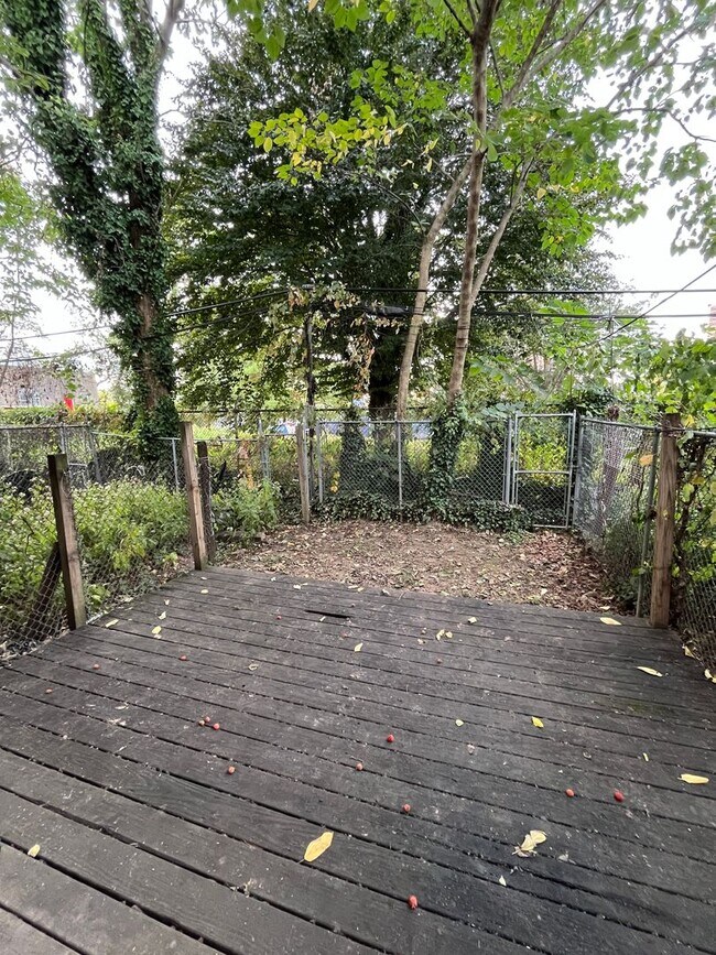 Building Photo - ???Spacious 4 Bedroom 1.5 Bath house locat...