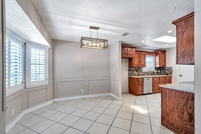 Building Photo - 1800 W 23rd St