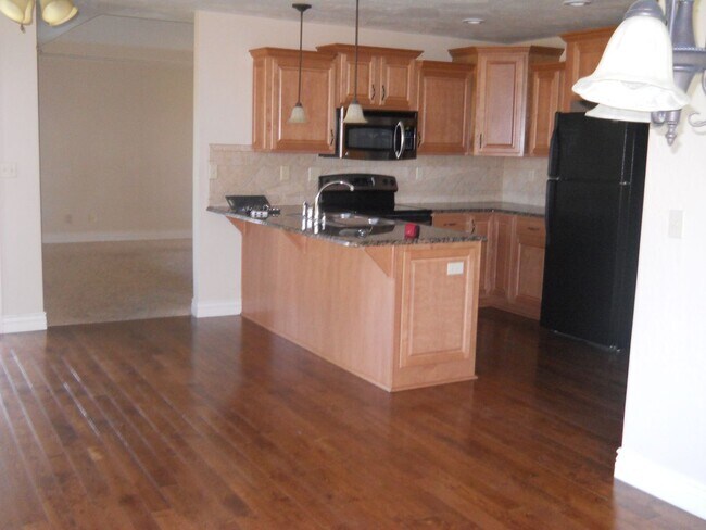 Building Photo - Beautiful 3 bedroom house in a quiet HOA neighborhood with lots of perks!